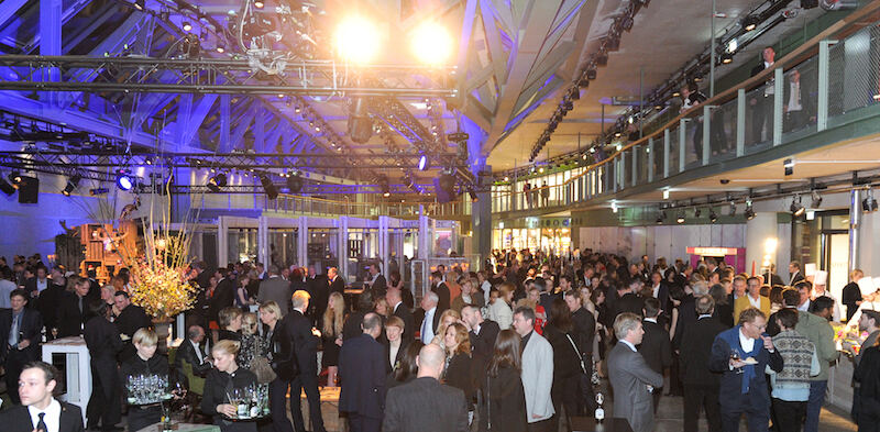 Großveranstaltung in einer Berliner Halle mit Gästen.